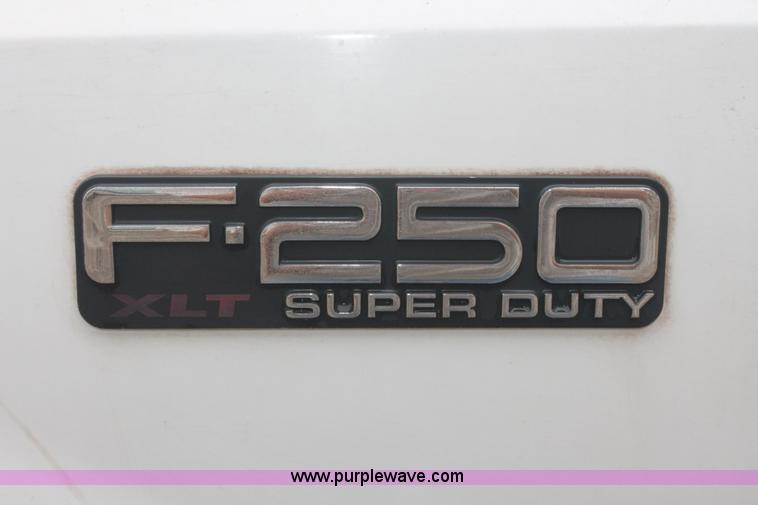 image for item H3516 2003 Ford F250 Super Duty Crew Cab pickup truck