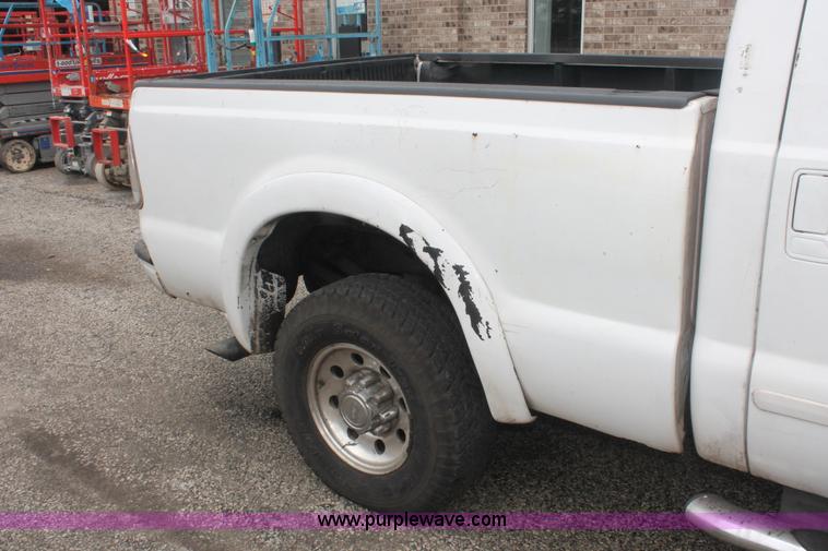image for item H3516 2003 Ford F250 Super Duty Crew Cab pickup truck