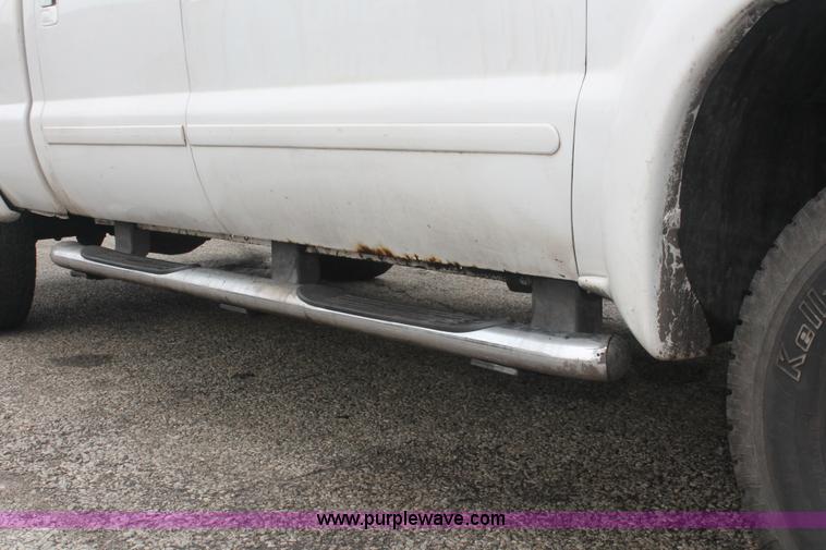 image for item H3516 2003 Ford F250 Super Duty Crew Cab pickup truck