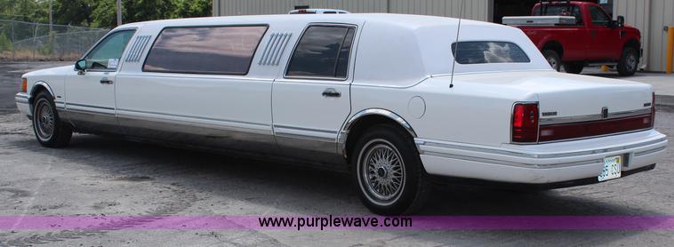 image for item H6556 1994 Lincoln Town Car Executive limousine