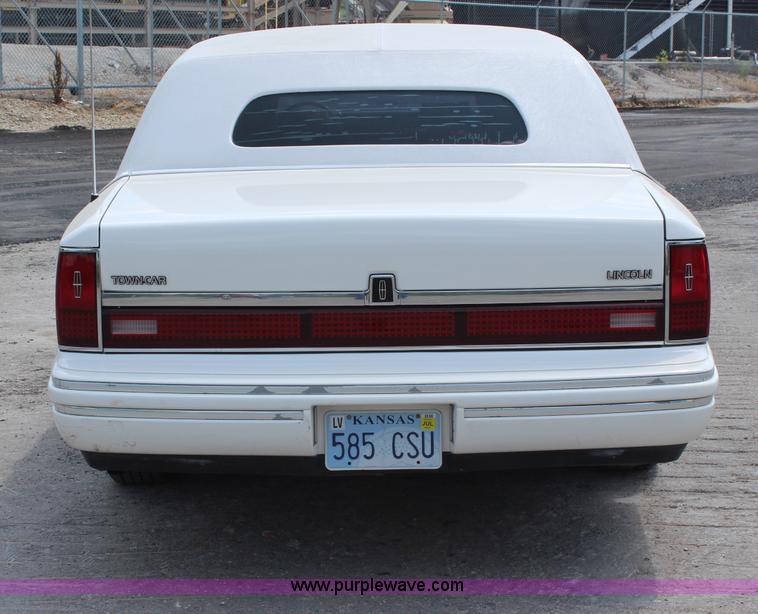 image for item H6556 1994 Lincoln Town Car Executive limousine