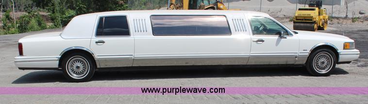 image for item H6556 1994 Lincoln Town Car Executive limousine