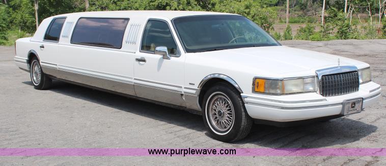 image for item H6556 1994 Lincoln Town Car Executive limousine