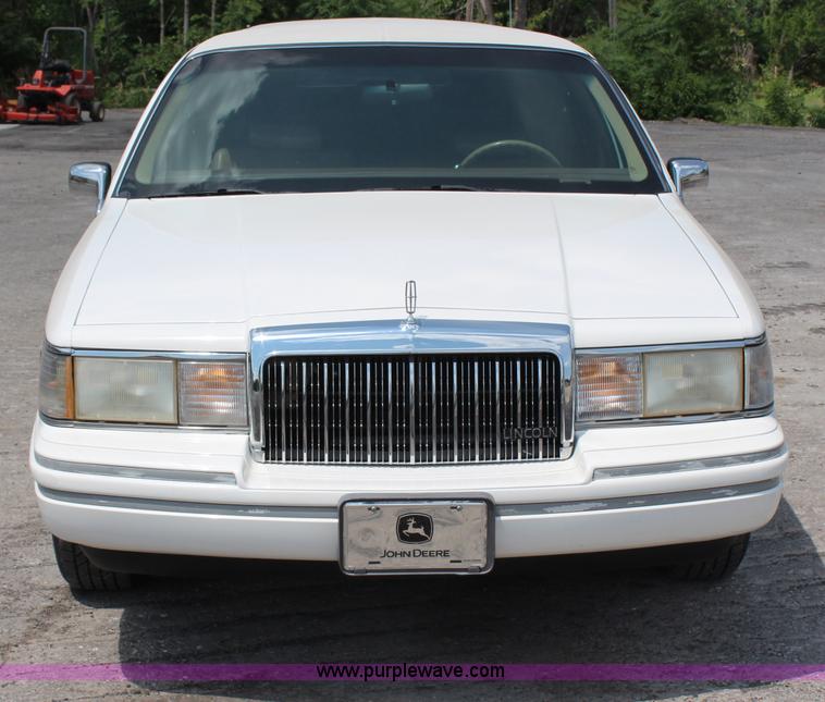 image for item H6556 1994 Lincoln Town Car Executive limousine