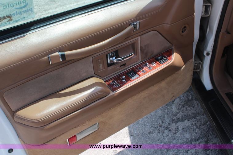 image for item H6556 1994 Lincoln Town Car Executive limousine