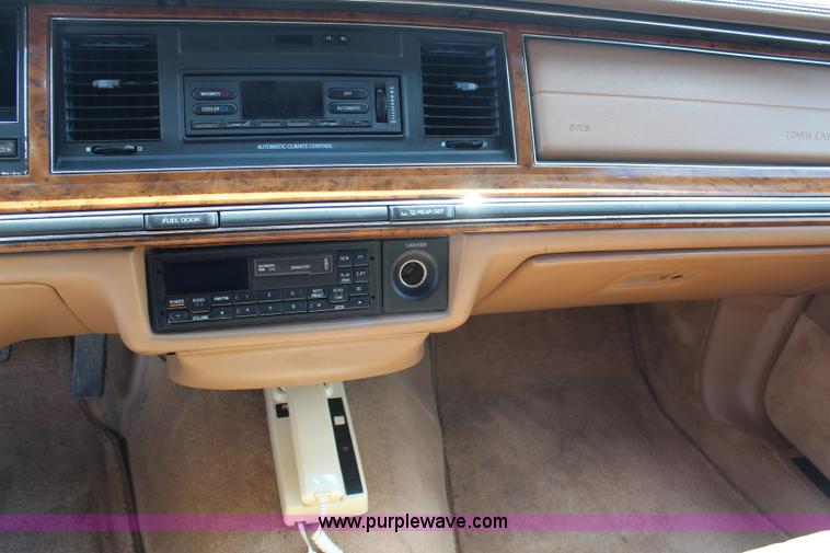 image for item H6556 1994 Lincoln Town Car Executive limousine