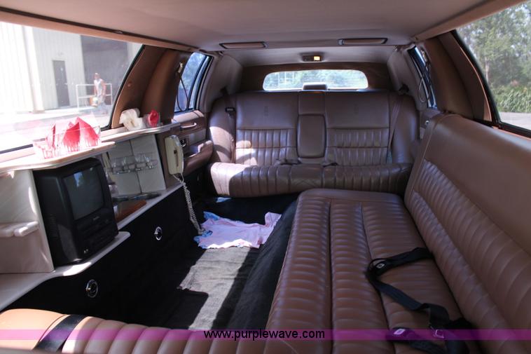 image for item H6556 1994 Lincoln Town Car Executive limousine
