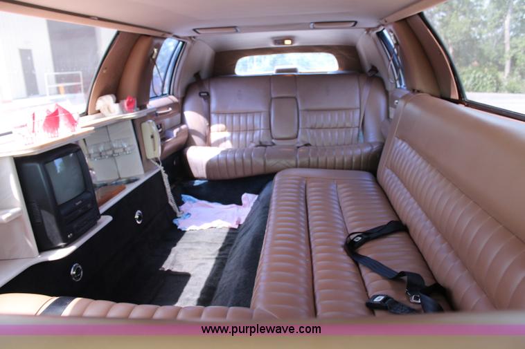 image for item H6556 1994 Lincoln Town Car Executive limousine