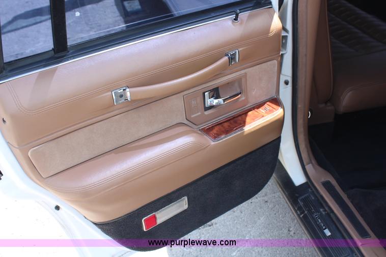 image for item H6556 1994 Lincoln Town Car Executive limousine