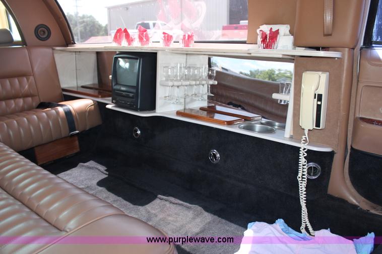 image for item H6556 1994 Lincoln Town Car Executive limousine