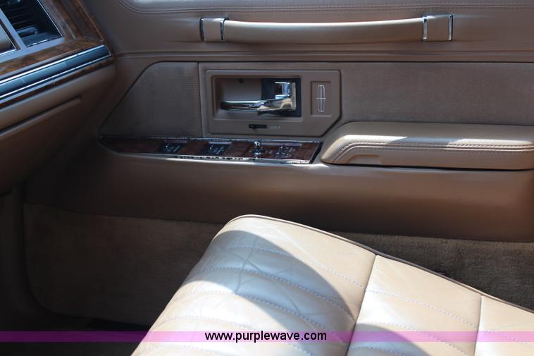 image for item H6556 1994 Lincoln Town Car Executive limousine