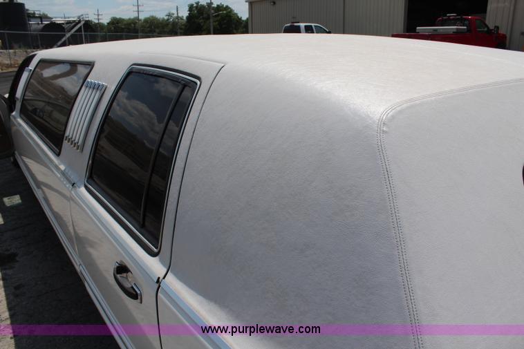image for item H6556 1994 Lincoln Town Car Executive limousine