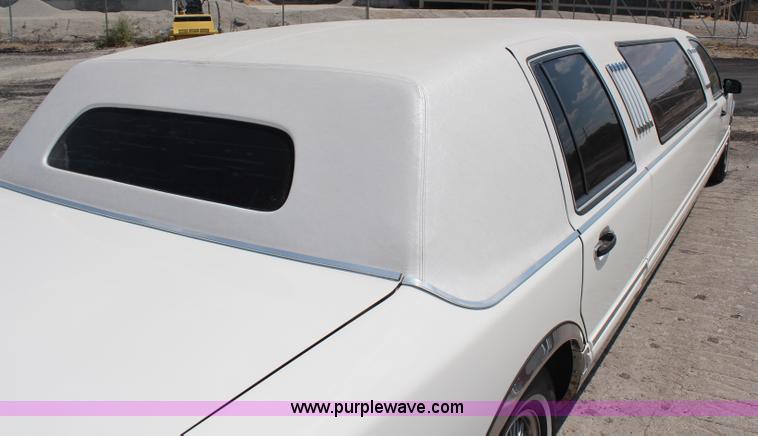 image for item H6556 1994 Lincoln Town Car Executive limousine