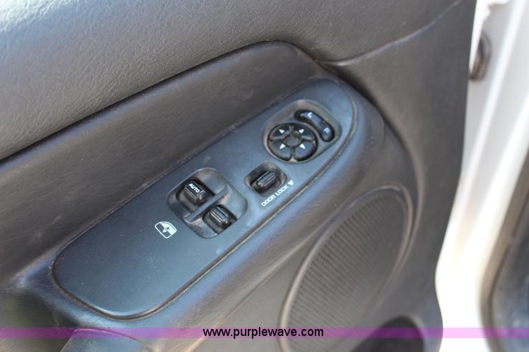 image for item H6730 2005 Dodge Ram 1500 SLT pickup truck