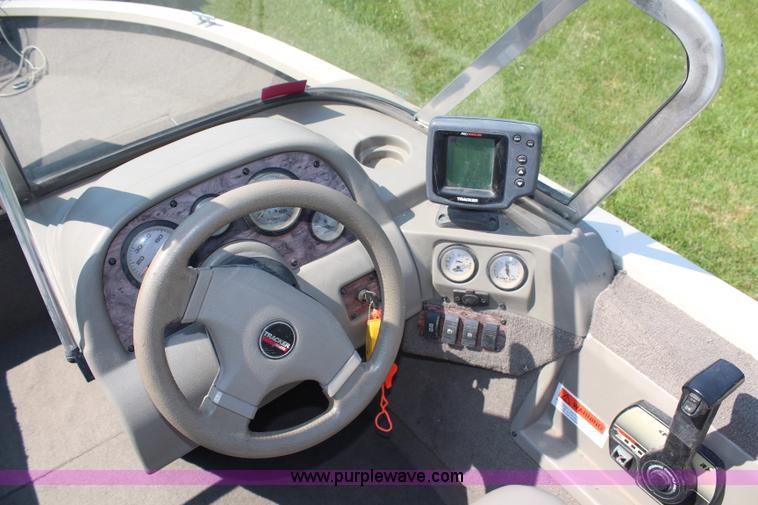 image for item H6731 2000 Tracker Targa 17 boat