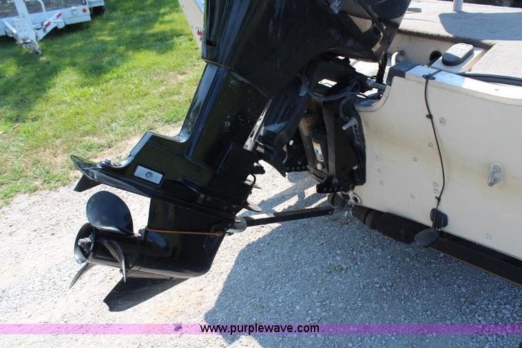 image for item H6731 2000 Tracker Targa 17 boat