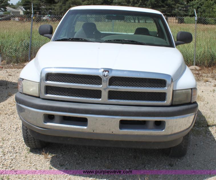image for item H7432 2001 Dodge Ram 1500 pickup truck