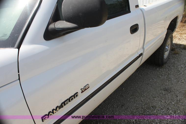 image for item H7432 2001 Dodge Ram 1500 pickup truck
