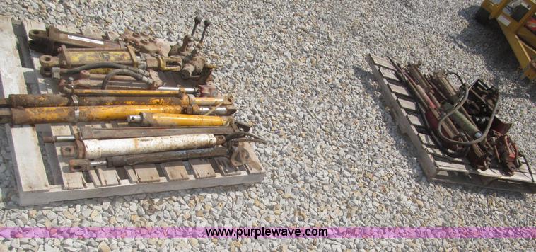 image for item K9733 Assorted cylinders and valve bodies
