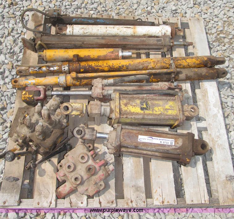 image for item K9733 Assorted cylinders and valve bodies