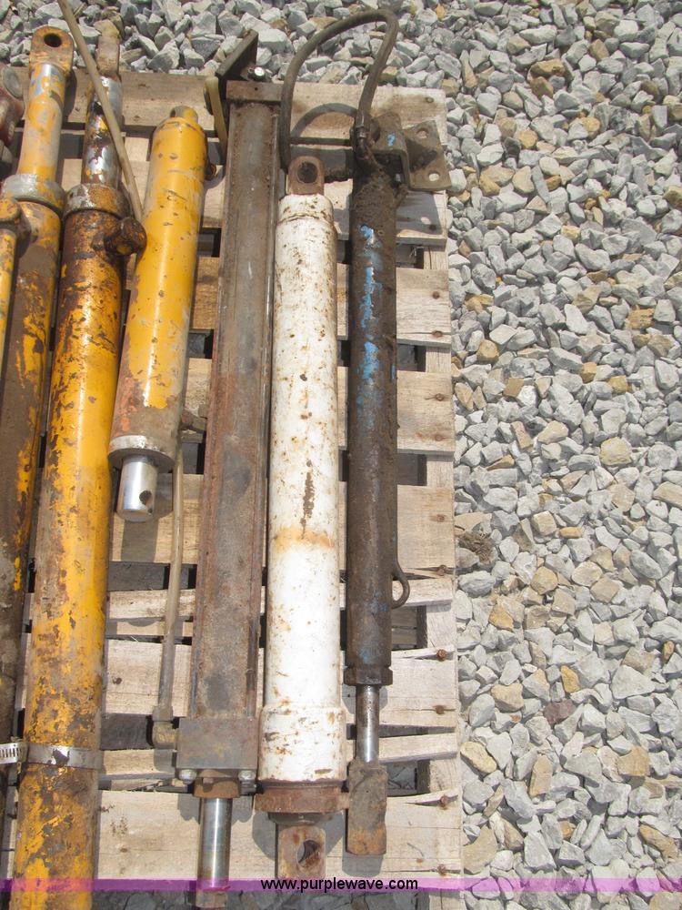 image for item K9733 Assorted cylinders and valve bodies