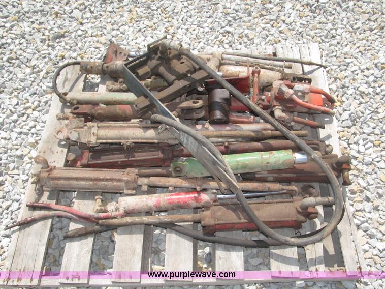 image for item K9733 Assorted cylinders and valve bodies