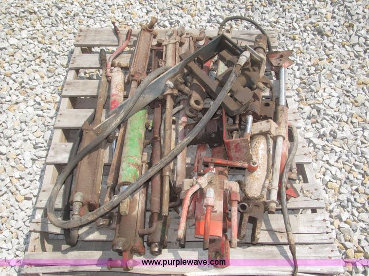 image for item K9733 Assorted cylinders and valve bodies