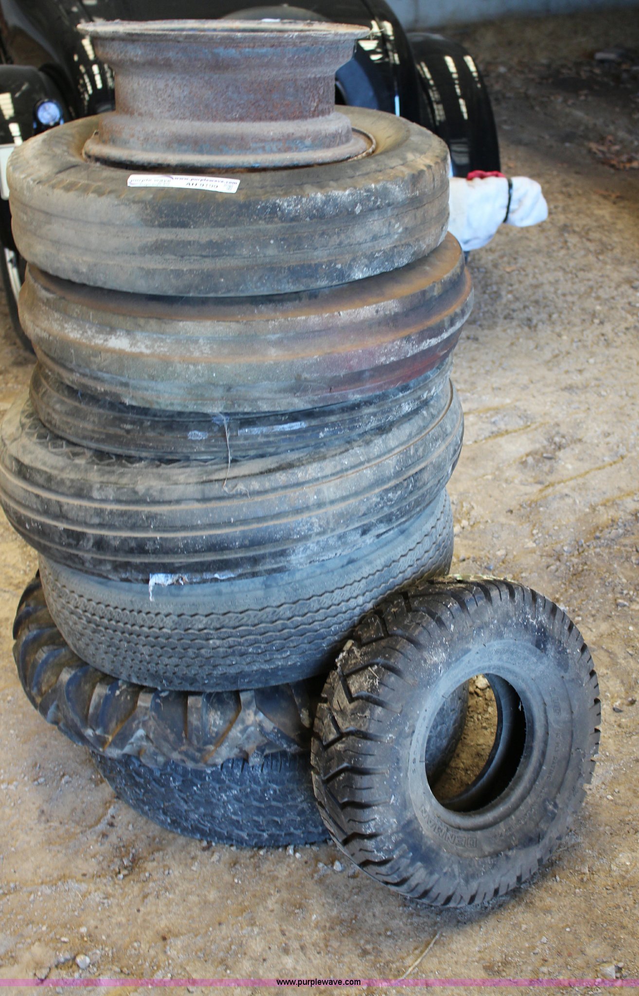 Assorted 16" and 15" tractor tires in Kansas City, KS Item AU9199