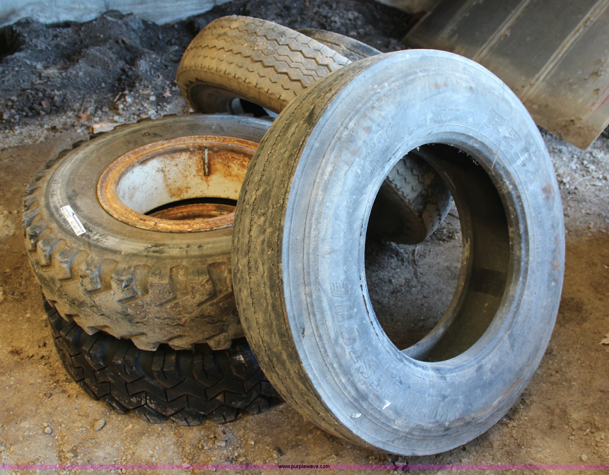 (2) 9.0020 wheels and tires in Kansas City, KS Item AU9201 sold