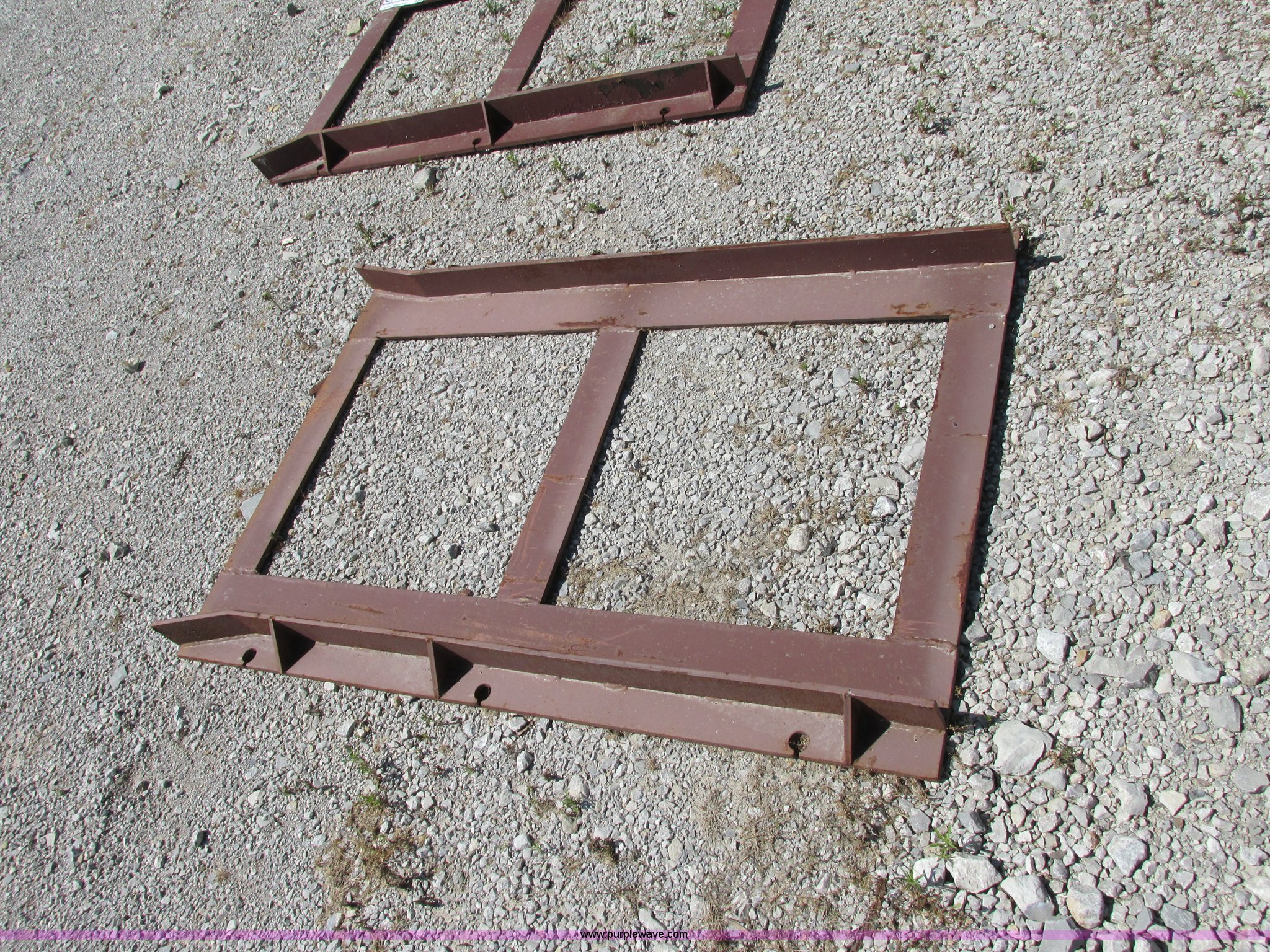 Container guide island in Liberty, MO | Item F5125 sold | Purple Wave