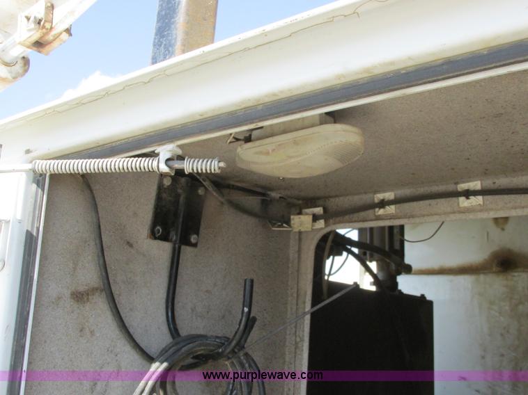 image for item A8575 2007 Ford F550 XL Super Duty service truck with crane