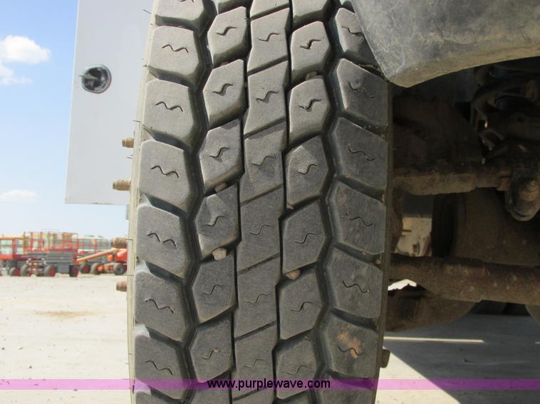 image for item A8575 2007 Ford F550 XL Super Duty service truck with crane