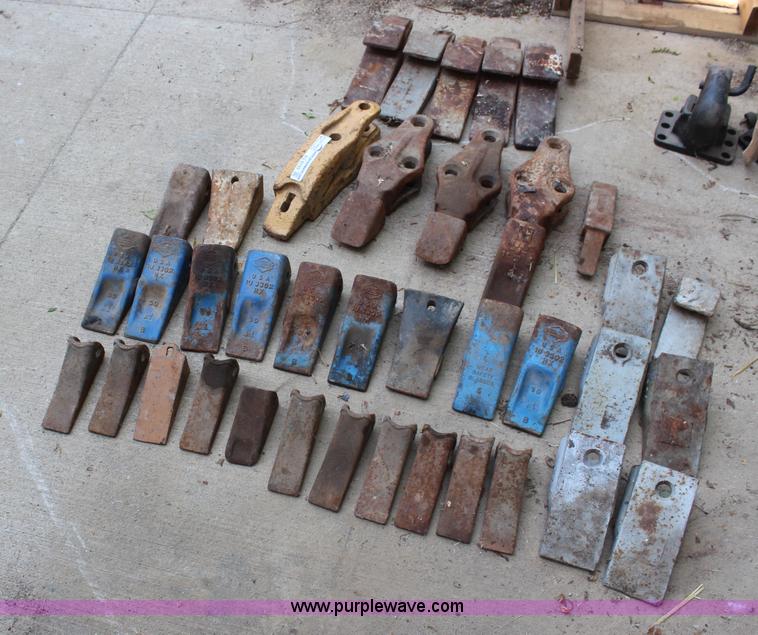 image for item AU9193 Assorted bucket teeth