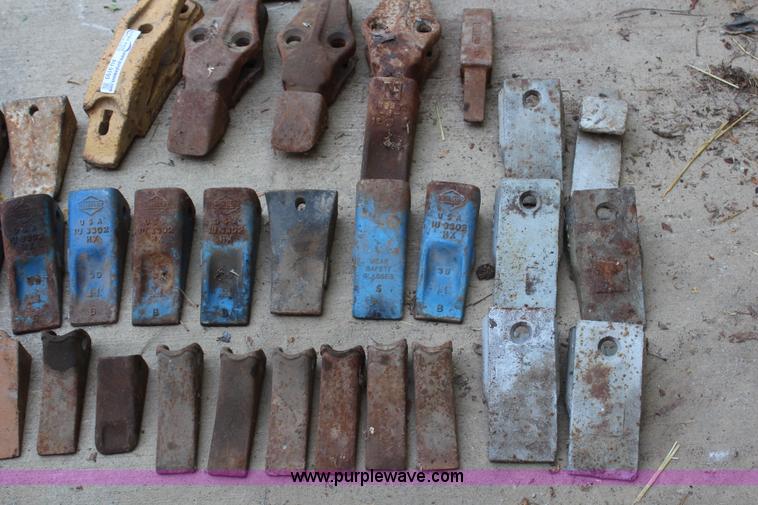 image for item AU9193 Assorted bucket teeth