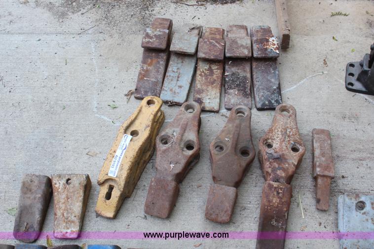 image for item AU9193 Assorted bucket teeth