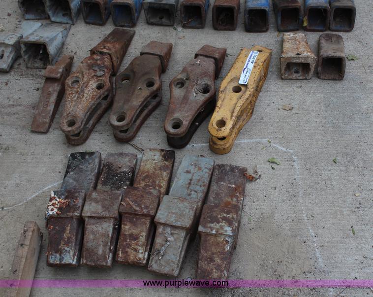 image for item AU9193 Assorted bucket teeth