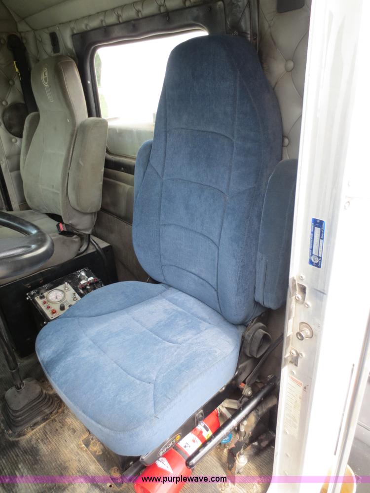 image for item D5980 2004 Kenworth T800B Super 18 dump truck