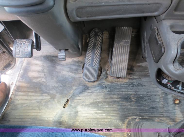 image for item D5980 2004 Kenworth T800B Super 18 dump truck