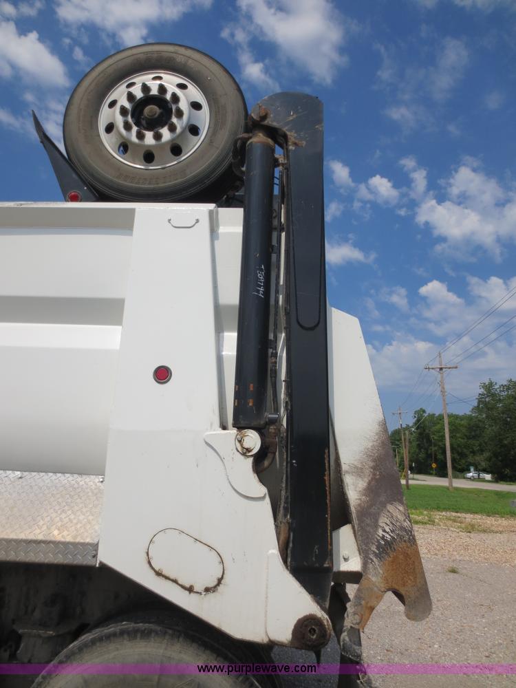 image for item D5980 2004 Kenworth T800B Super 18 dump truck