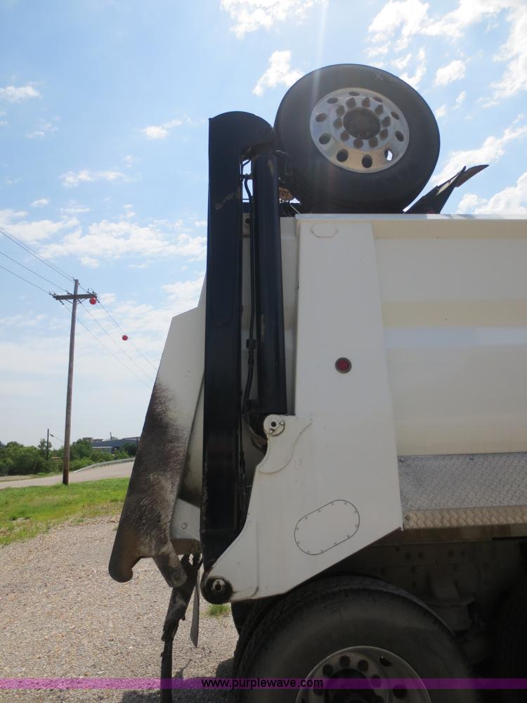 image for item D5980 2004 Kenworth T800B Super 18 dump truck