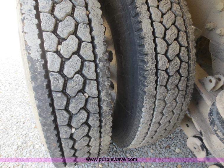 image for item D5980 2004 Kenworth T800B Super 18 dump truck