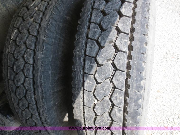 image for item D5980 2004 Kenworth T800B Super 18 dump truck