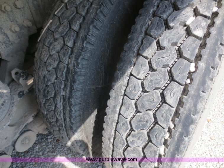 image for item D5980 2004 Kenworth T800B Super 18 dump truck