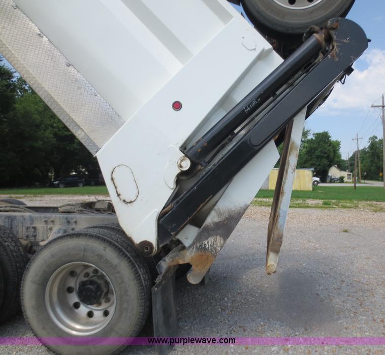 image for item D5980 2004 Kenworth T800B Super 18 dump truck