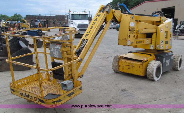 image for item D7426 2005 Haulotte HA33JE articulated boom lift