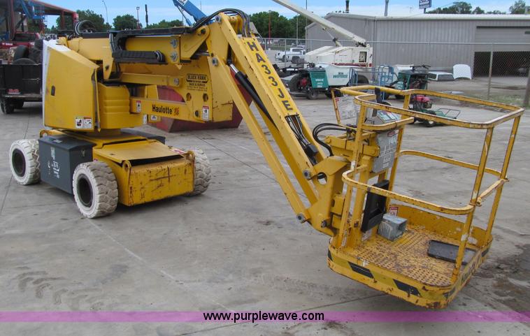 image for item D7426 2005 Haulotte HA33JE articulated boom lift