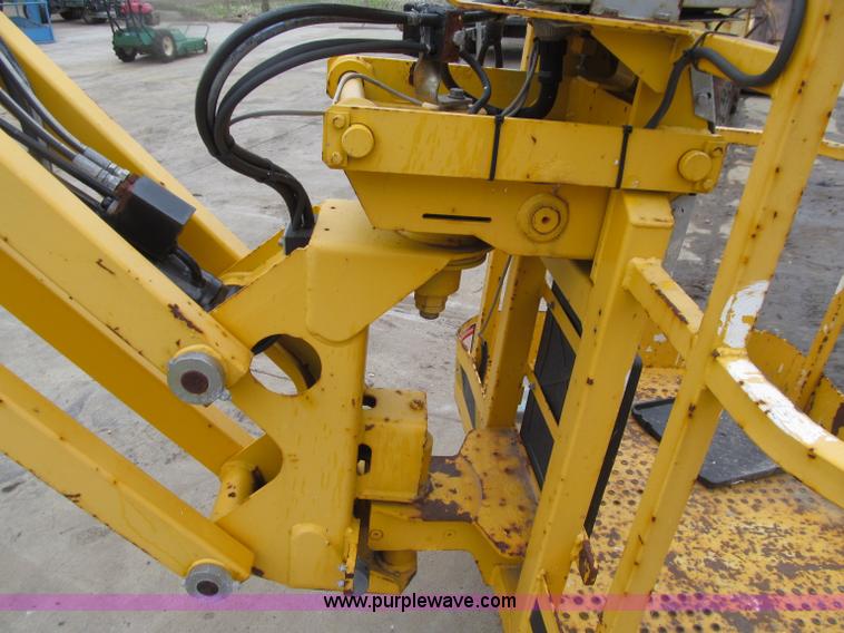 image for item D7426 2005 Haulotte HA33JE articulated boom lift