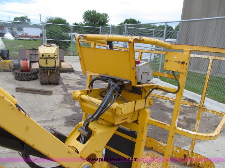 image for item D7426 2005 Haulotte HA33JE articulated boom lift