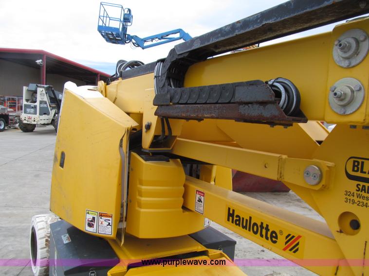 image for item D7426 2005 Haulotte HA33JE articulated boom lift