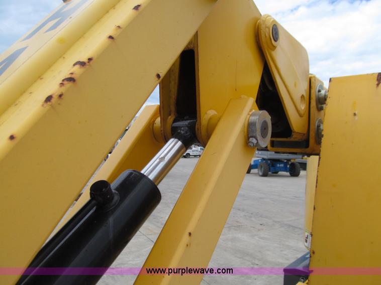 image for item D7426 2005 Haulotte HA33JE articulated boom lift